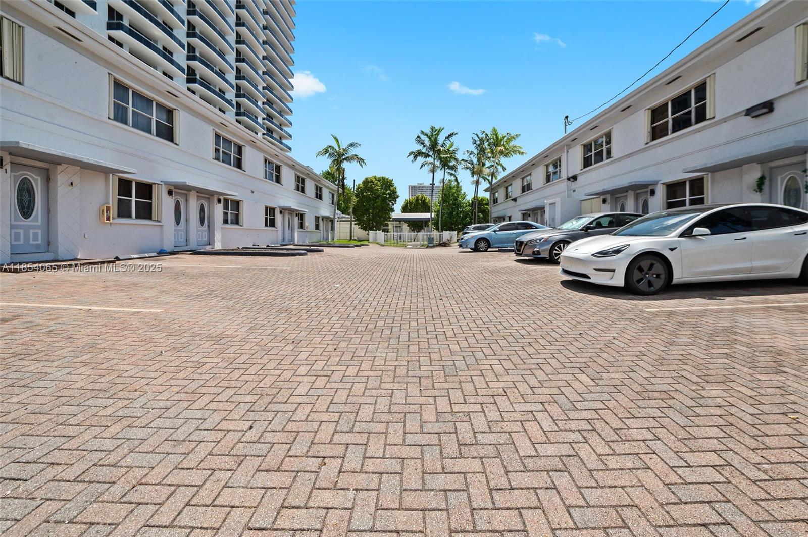 Building Photo - 1701 N Treasure Dr