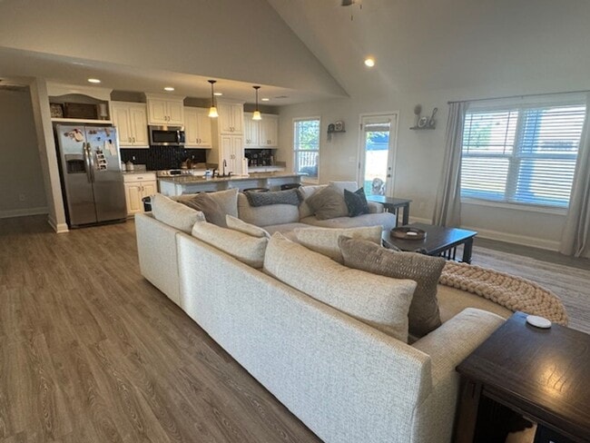 Building Photo - 4br/2ba Pet friendly 1-level home in Fort ...