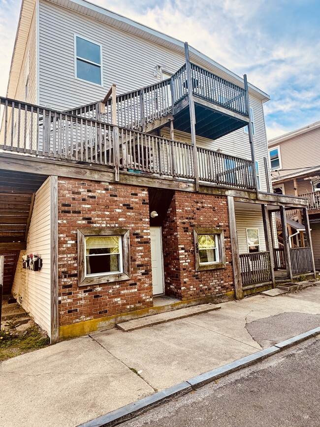 Primary Photo - 50 Hunters Ave