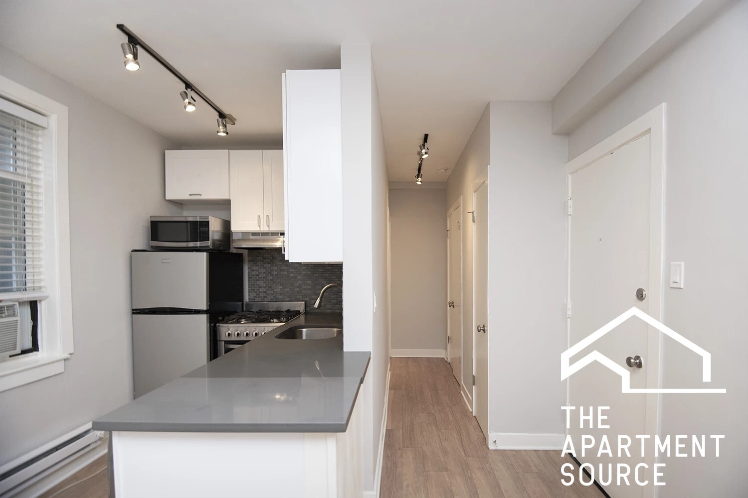 Building Photo - 511 W Belmont Ave