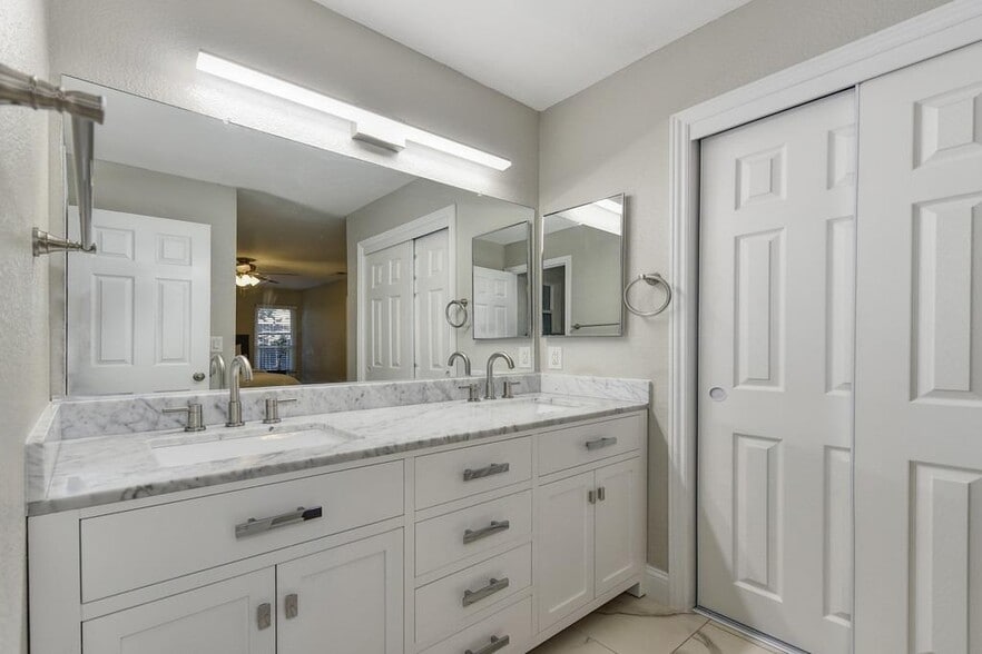 Building Photo - 8313 Crossoak Way