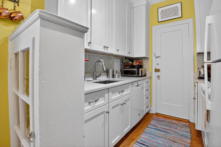 Modern kitchen - 2032 Belmont Rd NW