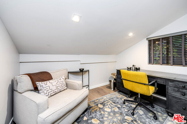 Building Photo - 4635 Clybourn Ave
