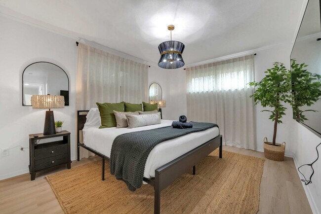 Building Photo - 1901 Cordova Bend