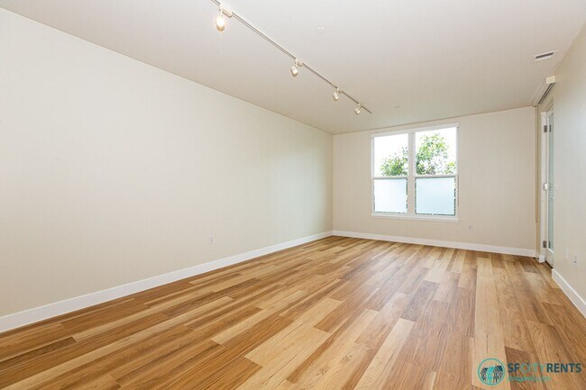 Building Photo - Bayview: Bi-Level 3 Bed 3 Bath w/ Parking,...