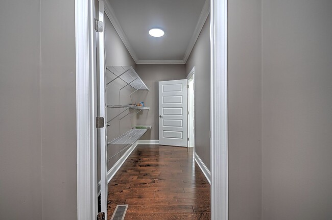 Building Photo - 4 Bedroom / 2.5 Bath Home  Kingsport, TN