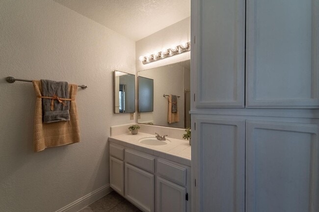 Building Photo - 3 bedroom minutes from shopping & freeway access!