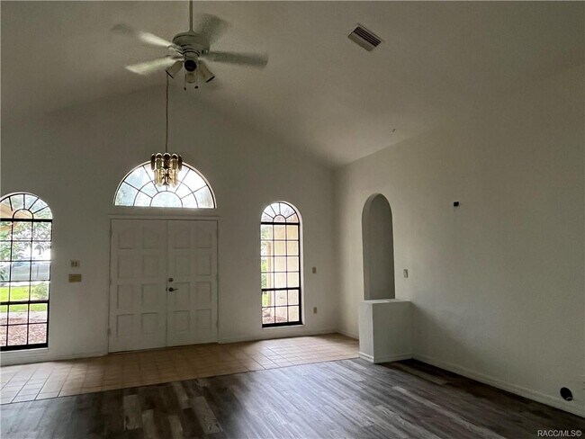 Building Photo - 558 E Jenkins Ct