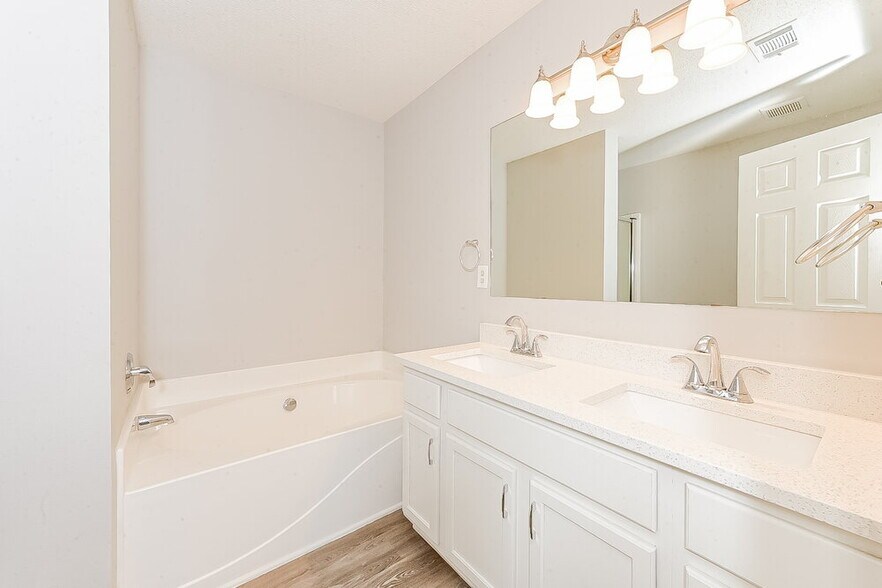 Building Photo - 1618 Thornwick Trace