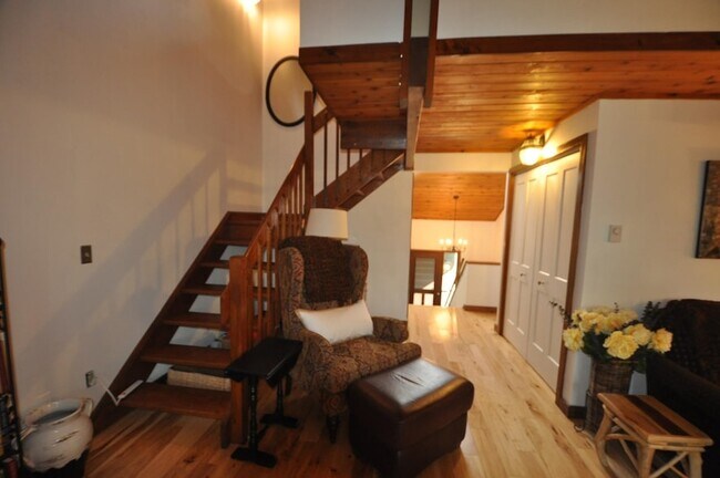 Building Photo - 55 Murray Hill Woods Rd