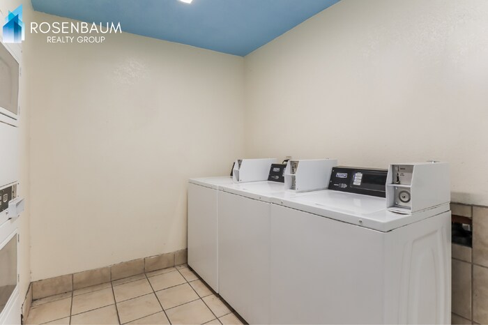 Building Photo - 455 W Kelso St