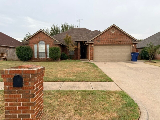 Building Photo - 426 W Pines Way