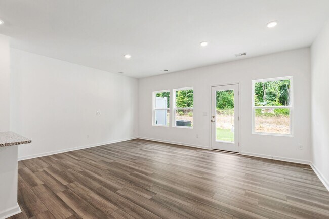 Building Photo - Updated 3BR Townhome with Pool and Spaciou...