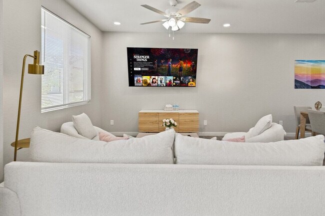 Building Photo - 6612 W Paradise Ln