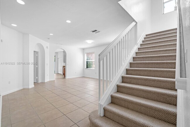 Building Photo - 1095 NE 39th Ave