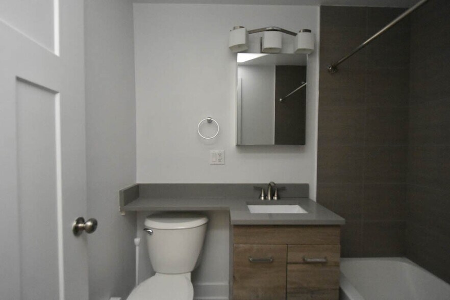 Building Photo - 817 Elm St