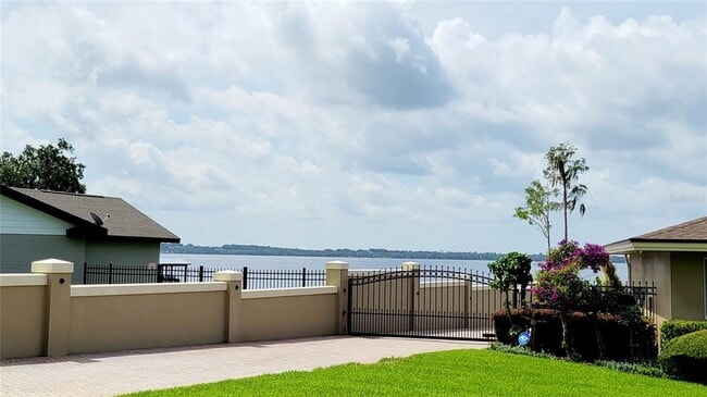 Building Photo - 1068 W Lakeshore Dr