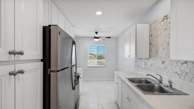 Building Photo - 243 San Jacinto Dr