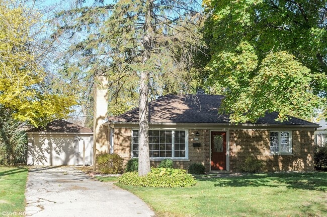 Primary Photo - 824 E Rockland Rd