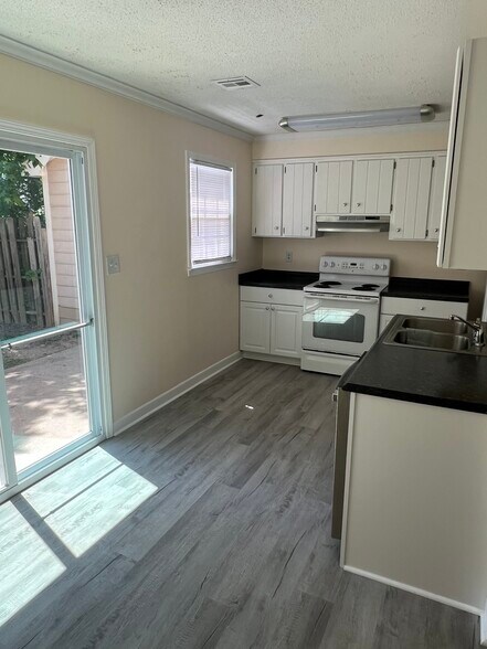 Building Photo - 323 E Blackstock Rd