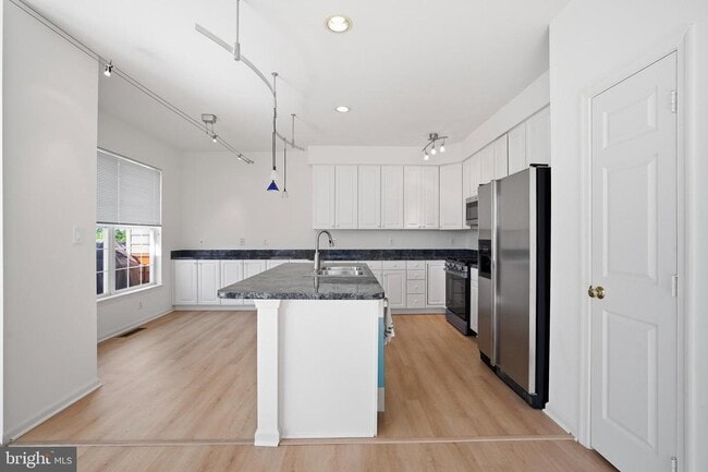 Building Photo - 44094 Saxony Terrace