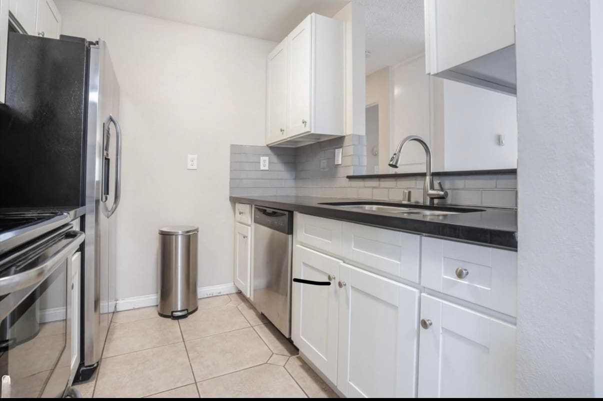 Building Photo - 8577 Rugby Dr