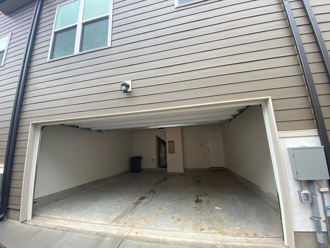 Building Photo - Three Bedroom Three Bath Home