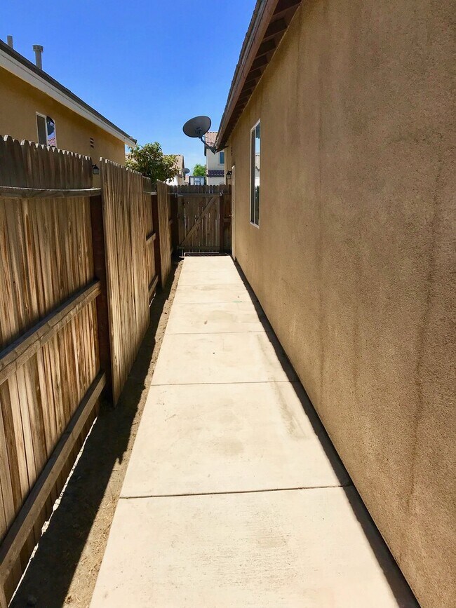 Building Photo - MUST SEE!!! Newer Home 4 bedroom 2 Bath Sp...
