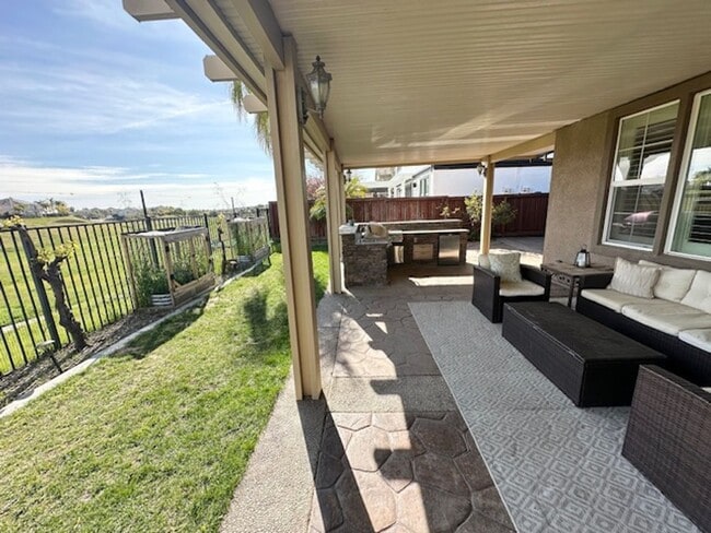 Building Photo - Brentwood 4 bd/2.5 bath with Speakeasy Room behind 2 car garage! Incredible backyard patio, outdo...