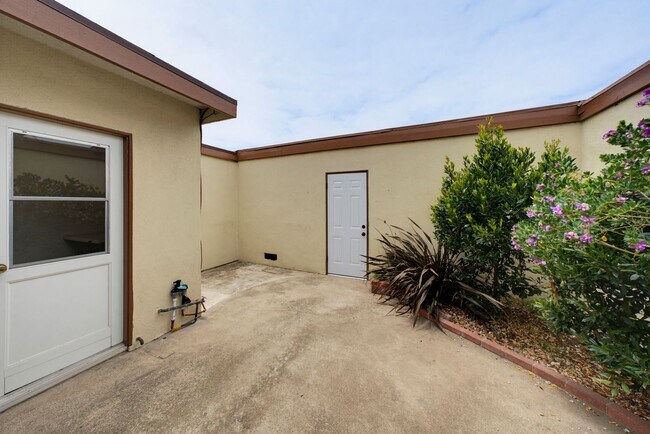 Building Photo - Charming 2-Bedroom Townhouse for Rent in Huntington Beach!