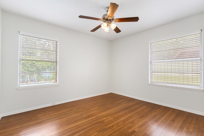 Building Photo - 2 Bed/2 Bath in Northeast Park Subdivision w/ pool