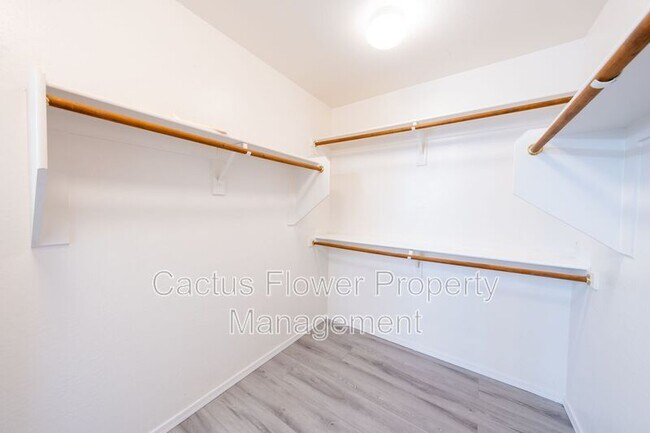 Building Photo - 2721 E Bart St
