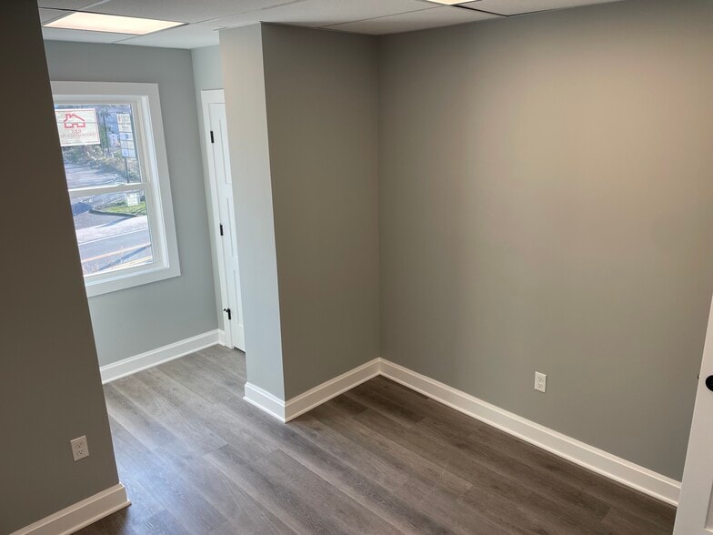 Building Photo - 127 Tunxis Hill Rd