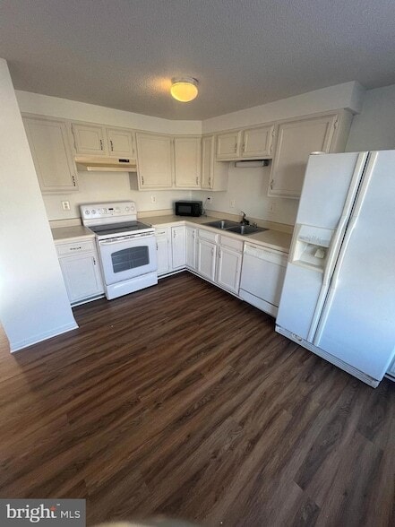 Building Photo - 405 Carnaby St