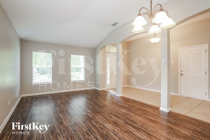 Building Photo - 324 W New England Dr