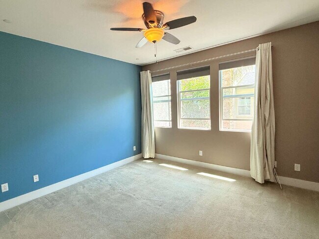Building Photo - Modern Comfort Awaits: Spacious 3-Bed, 3.5...