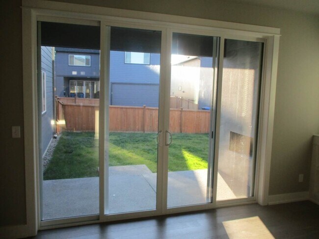 Building Photo - 4 Bedroom 2.5 Bathroom Harbor Hills Home