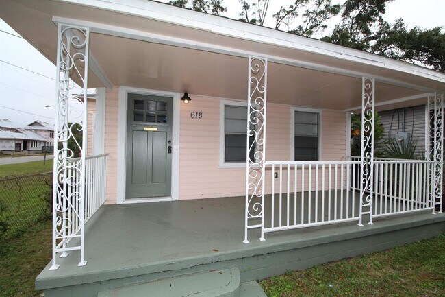 Building Photo - 618 N B St