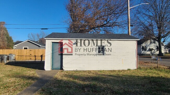 Building Photo - Two Bedroom House - Garage - Move In Ready