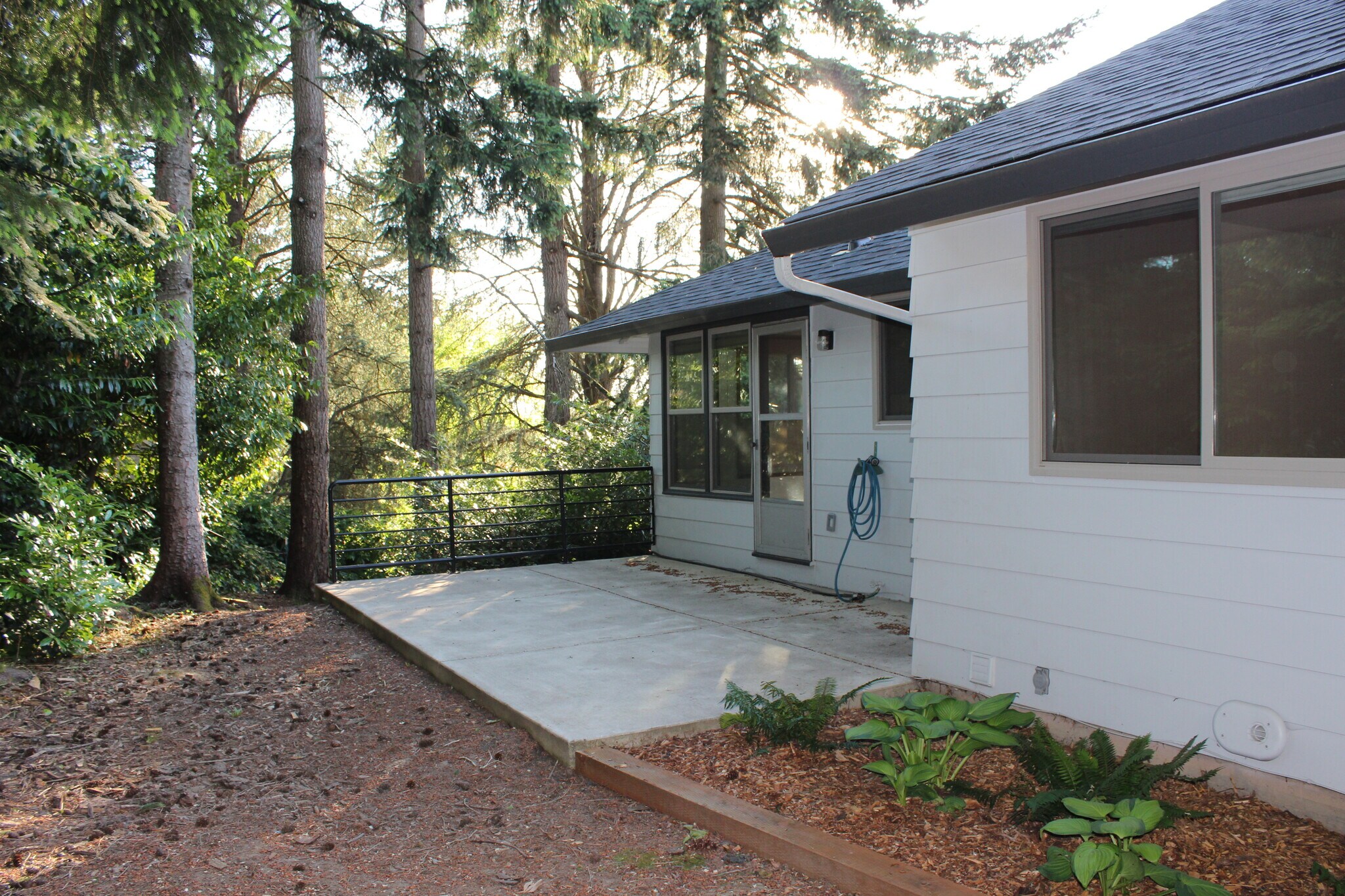Building Photo - 9042 SW Monterey Pl