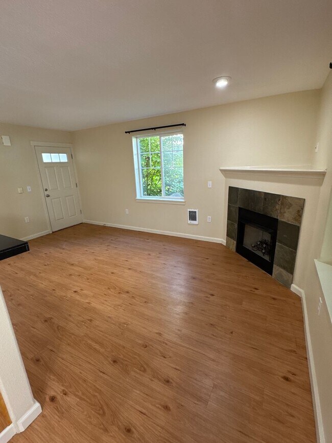 Building Photo - Beautiful 1 Bedroom 1 Bath Condo Located i...