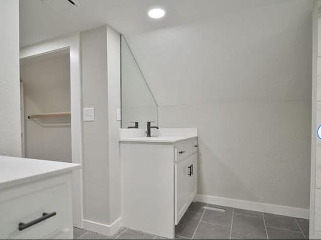 Building Photo - Fully Renovated Beauty in Pendleton Height...