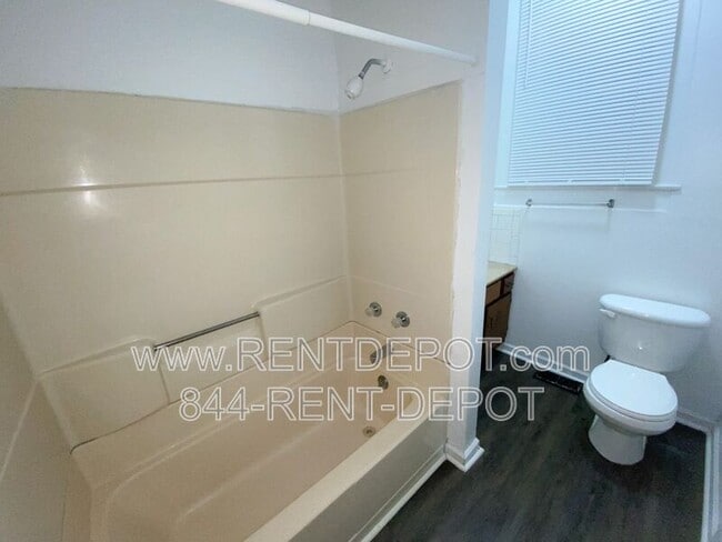 Building Photo - 816-818 W. Iowa St.