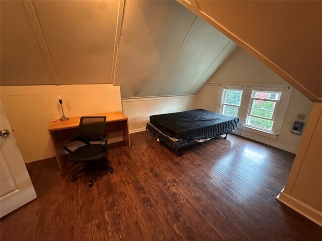 Building Photo - 19 Edwards St