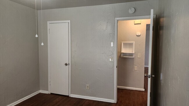 Building Photo - Totally Remodeled 2 Bed 1 Bath SW OKC!  $8...