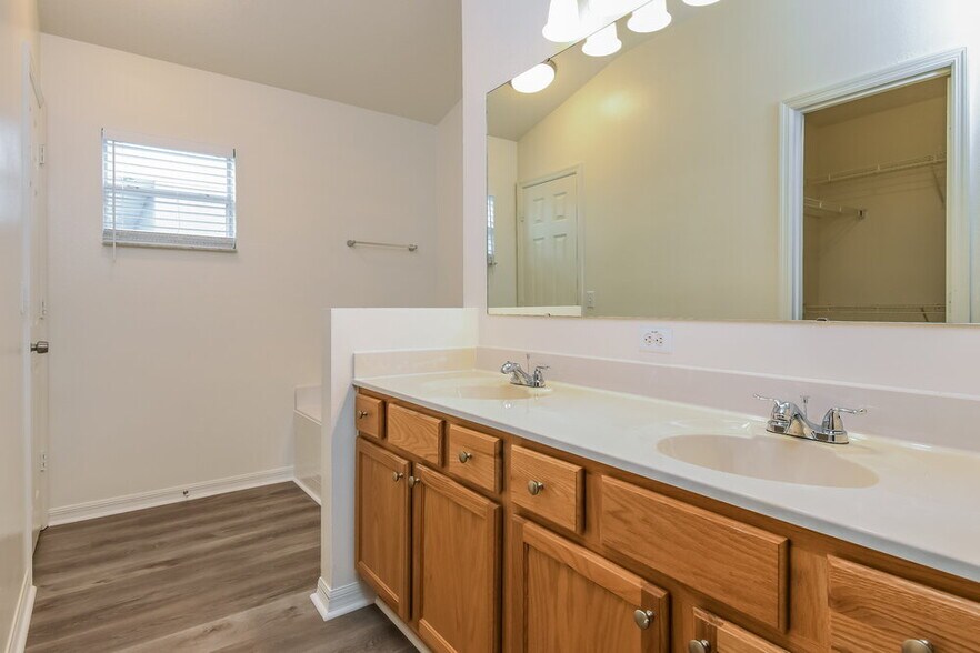 Building Photo - 2406 Foxhollow Rd