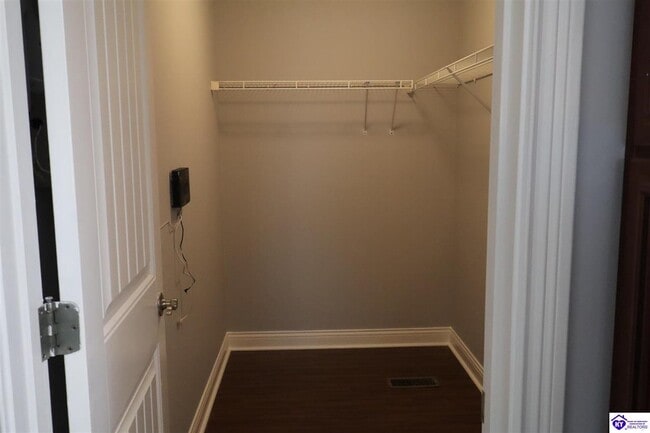 Building Photo - 121 Twin Lakes Dr