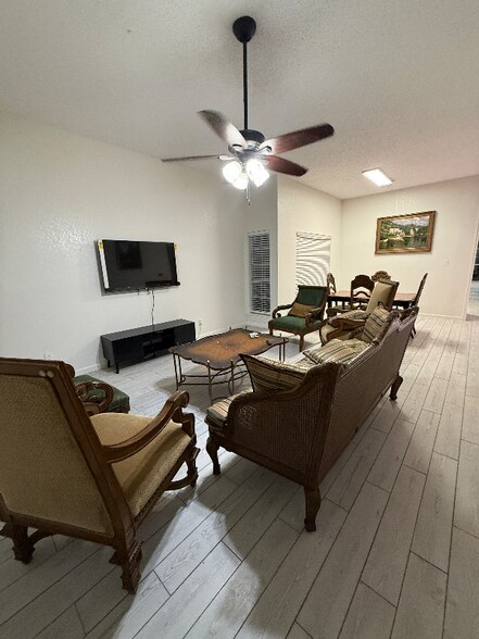 Building Photo - 2066 Vista Dr