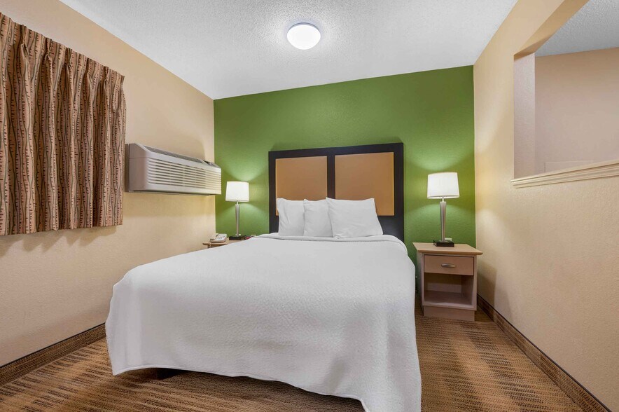 Building Photo - Furnished Studio-Evansville - East