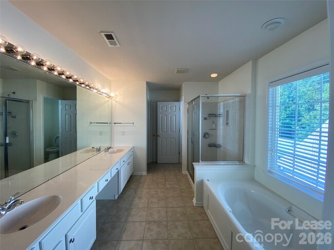 Building Photo - 9901 Hazelview Dr